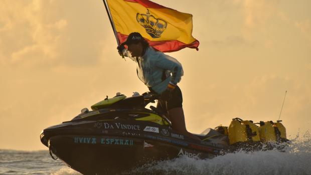 Álvaro de Marichalar recala en Motril en su vuelta al mundo en moto acuática