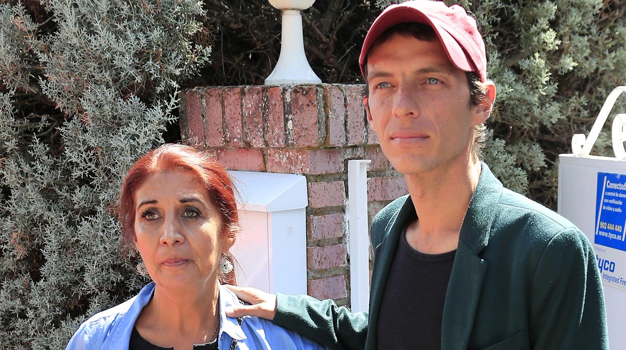 El hijo de Camilo Sesto junto a su madre