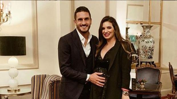 Koke y Beatriz Espejel dan la bienvenida a su primer hijo, Leo