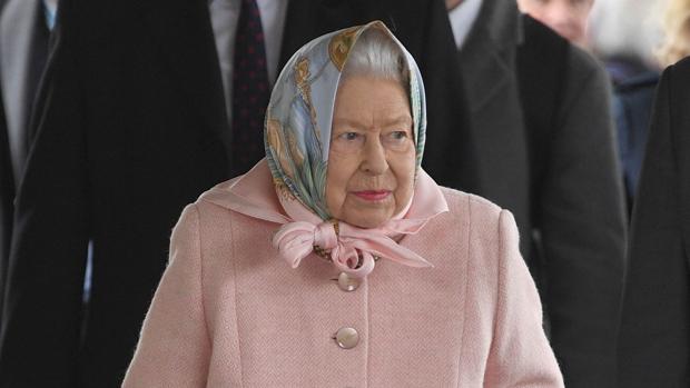 La Reina Isabel II en Sandringham y su marido ingresado en Londres