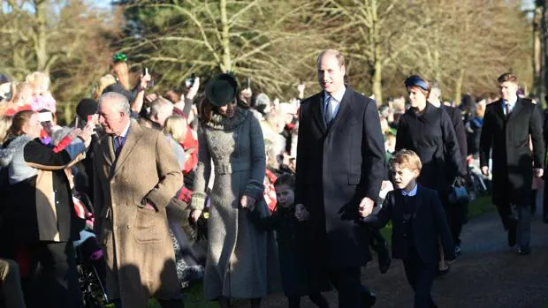 La Reina Isabel II asiste a la misa de Navidad con el Príncipe Andrés pero sin el Duque de Edimburgo