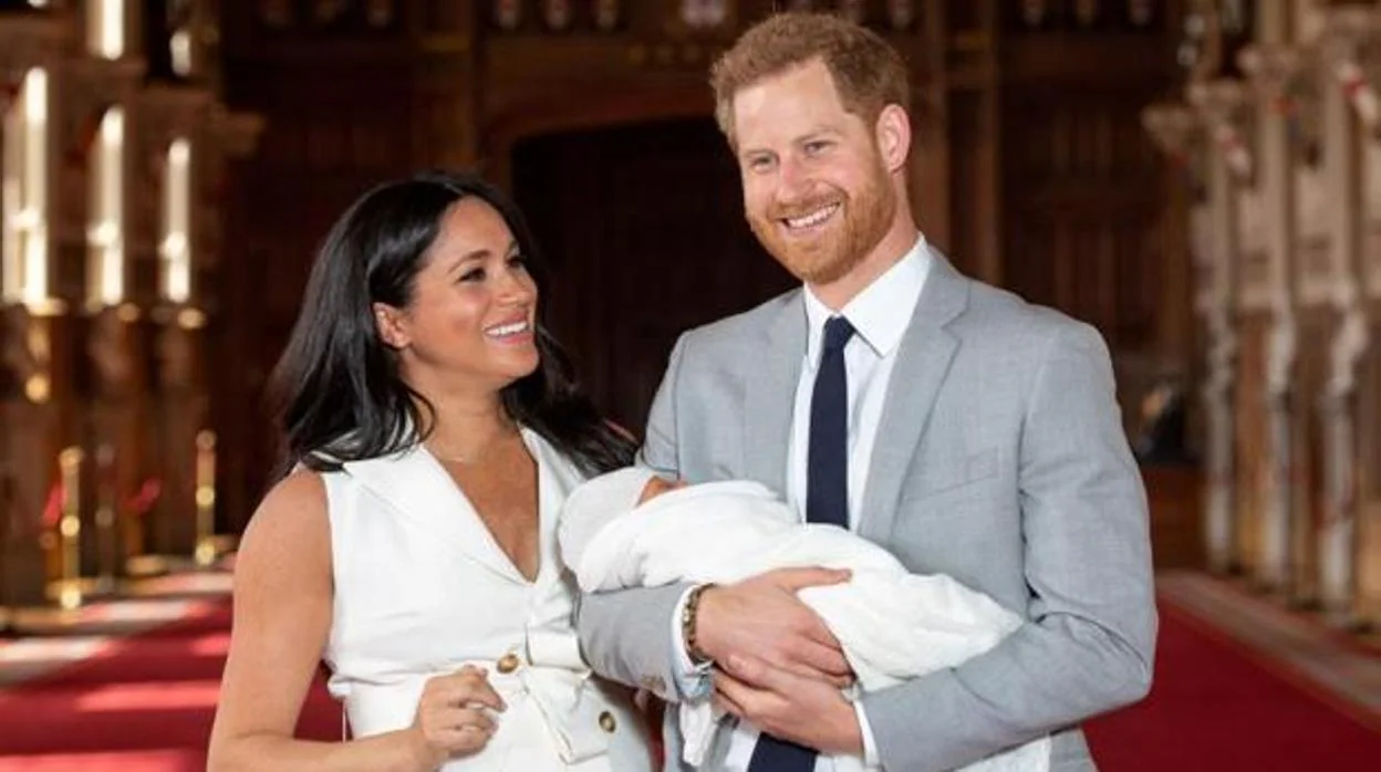 El Príncipe Harry y Meghan Markle posan junto a su hijo recién nacido