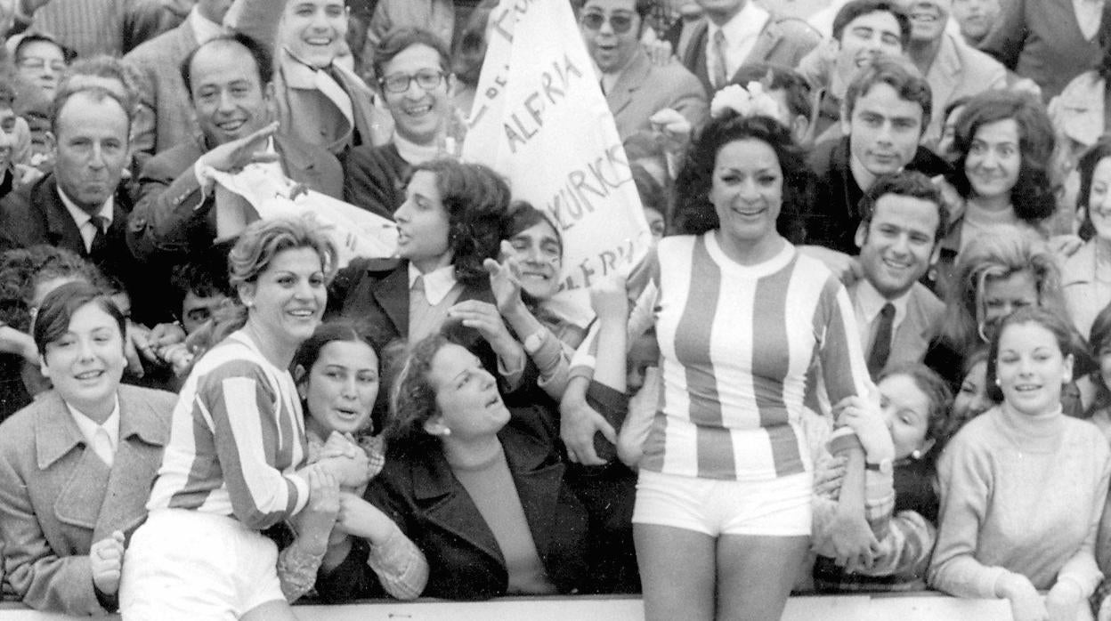 Folclóricas y finolis: el fútbol femenino en la Navidad de otro siglo