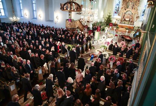 Lágrimas y emoción en el multitudinario funeral de Ari Behn