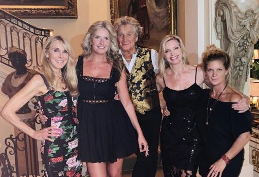 De izq. a der., Alana Stewart, Penny Lancaster, Rod Stewart, Kelly Emberg y Rachel Hunter