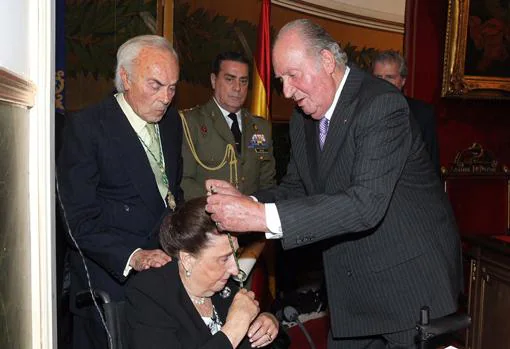 Don Juan Carlos impone la Medalla de Oro de la Real Academia de Medicina a la Infanta Margarita, en presencia de su marido, Carlos Zurita