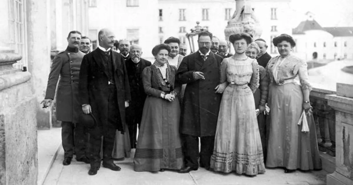 La Infanta Paz (la primera de la izquierda) con su marido, el Príncipe Luis Fernando de Baviera (en el centro), que era médico y tiene a su hija Pilar cogida del brazo