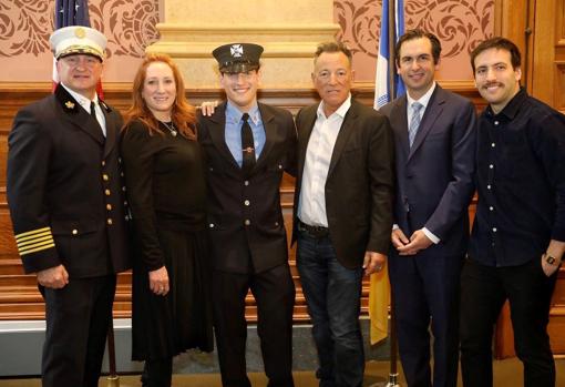 Fotografía cedida por el Ayuntamiento de Jersey City donde aparece la estrella de rock Bruce Springsteen, su esposa Patti Scialfa, su hijo Evan, el alcalde de Jersey City, Steven Fulop, y el jefe de bomberos de la ciudad, Steven McGill, mientras posan junto a su hijo menor, Sam