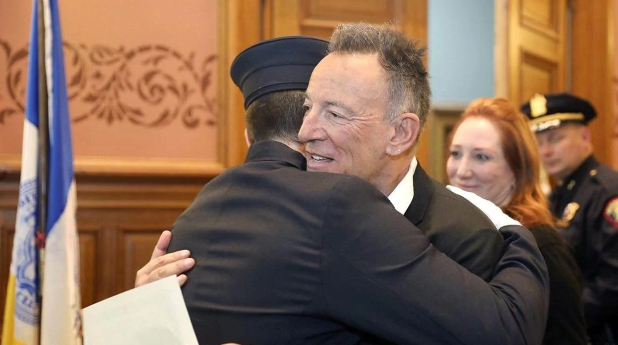 Un orgulloso Bruce Springsteen acude al juramento de su hijo como bombero