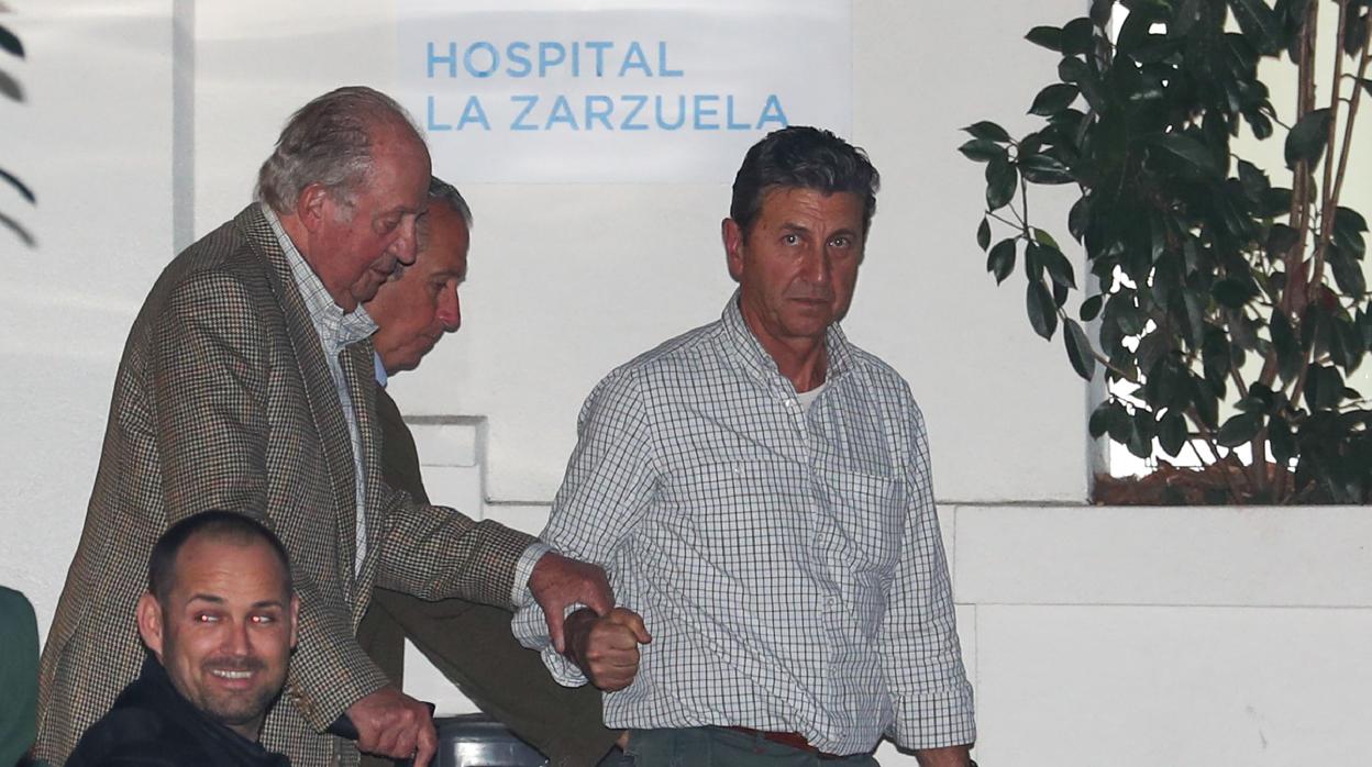 Don Juan Carlos, durante su visita al hospital