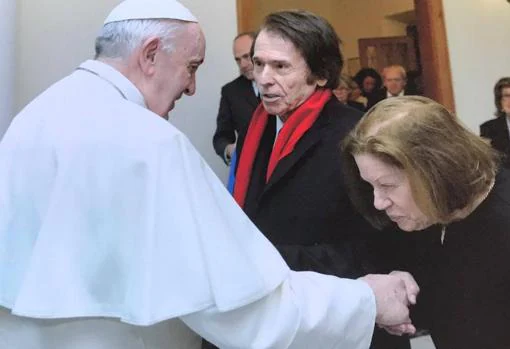 Natalia Figueroa, besando la mano del Papa junto a Raphael