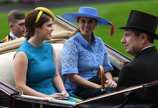 Hijas del Príncipe Andrés. La presencia de Eugenia y Beatriz de York es bastante recurrente en los tabloides británicos. Su padre ha solicitado para ellas más compromisos oficiales