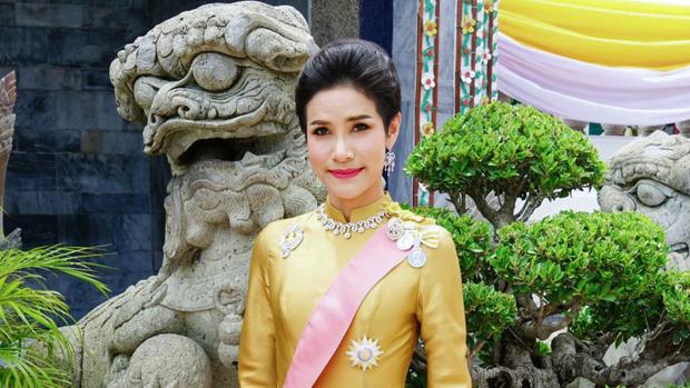 La concubina del Rey de Tailandia, en paradero desconocido tras ser despojada de sus títulos