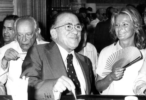 Rafael Alberti, Santiago Carrillo y Carmen Díez de Rivera, en 1977, en el congreso