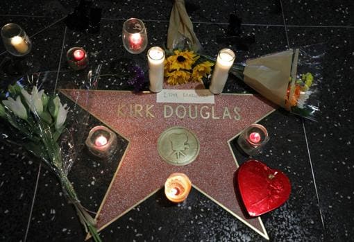 Un intento de suicidio, la muerte de un hijo drogadicto y un nieto en la cárcel: las pesadillas de Kirk Douglas