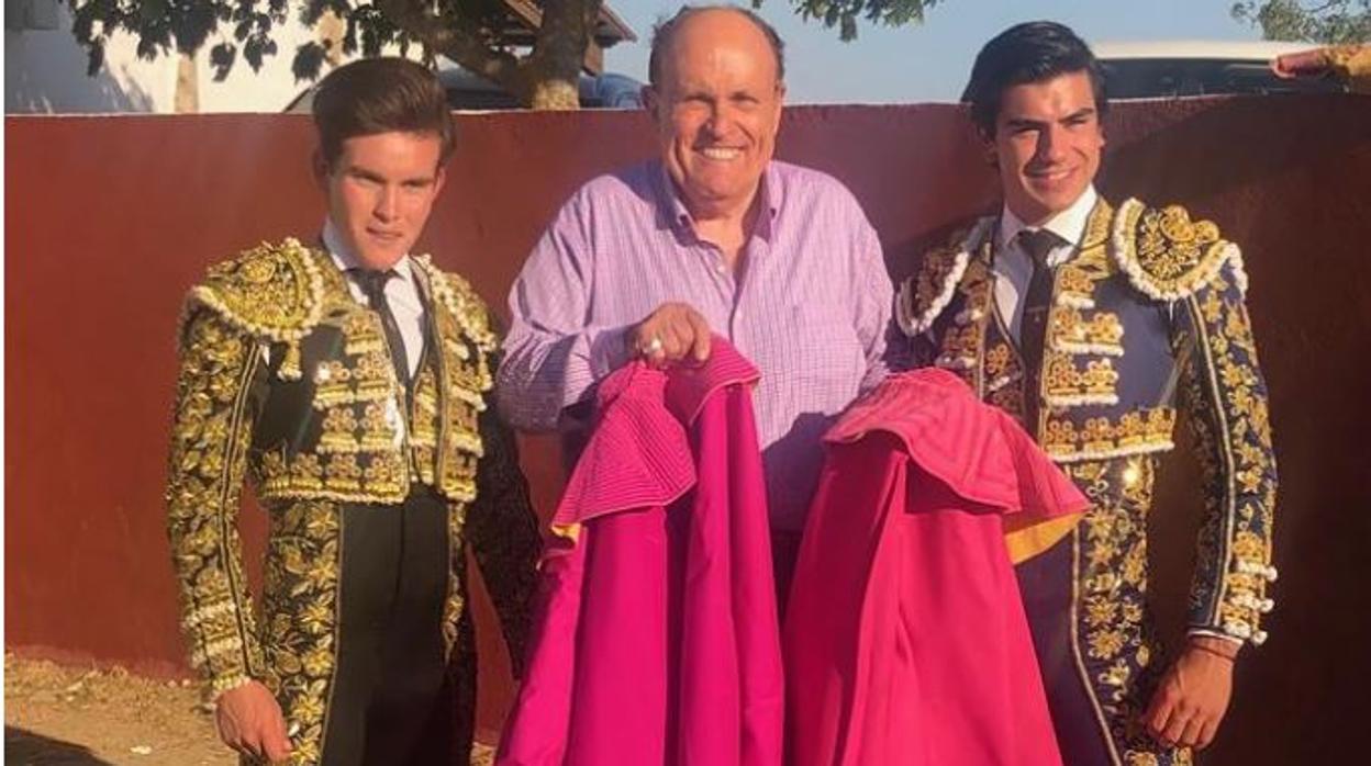 A la luz unas imágenes ocultas de Rudy Giuliani en una corrida de toros