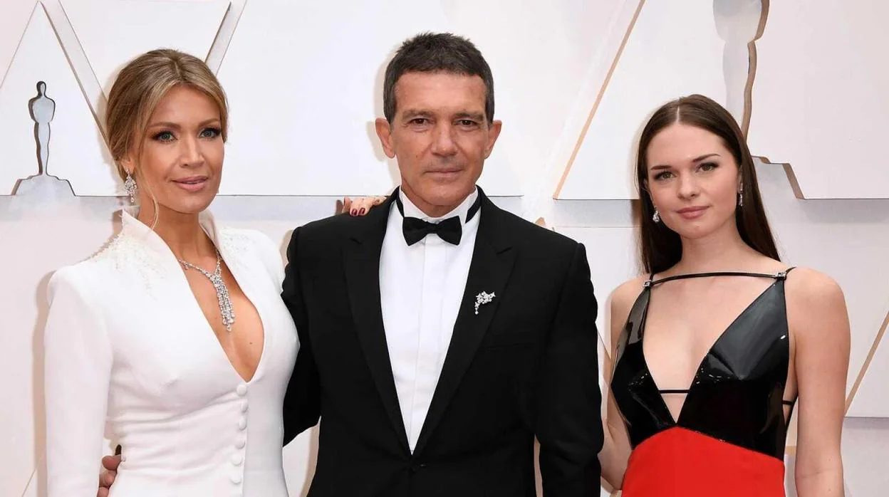 Nicole Kimpel, Antonio Banderas y su hija, Stella del Carmen, durante la alfombra roja de los Oscar