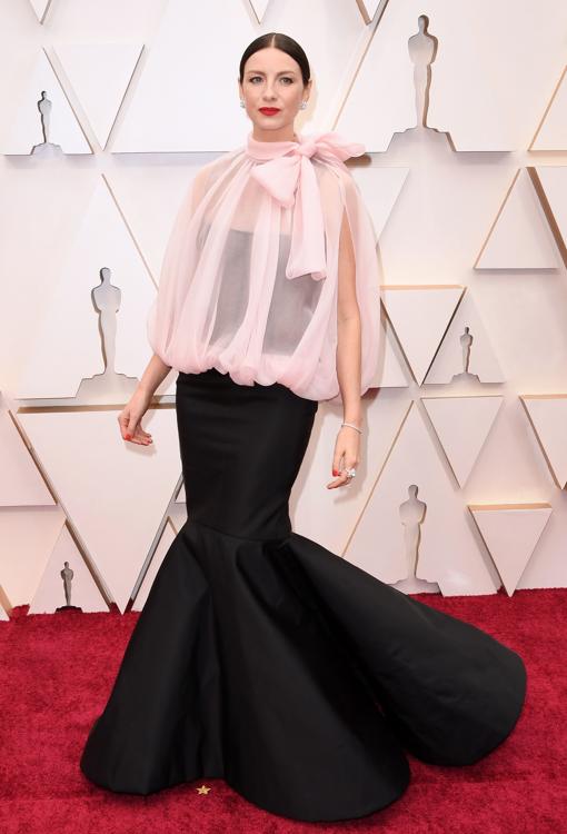 Caitriona Balfe, con un impresionante vestido de Valentino combinado con una blusa vaporosa con lazo al cuello
