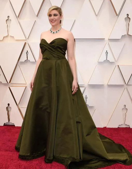La actriz Greta Gerwig se decantó por un vestido verde oliva de escote corazón firmado por Dior