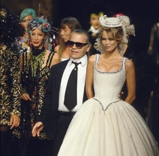 Lagerfeld consagró a la top alemana a comienzos de los años 90 del pasado siglo. En los desfiles de Chanel, Claudia Schiffer (arriba, con el diseñador) era la estrella