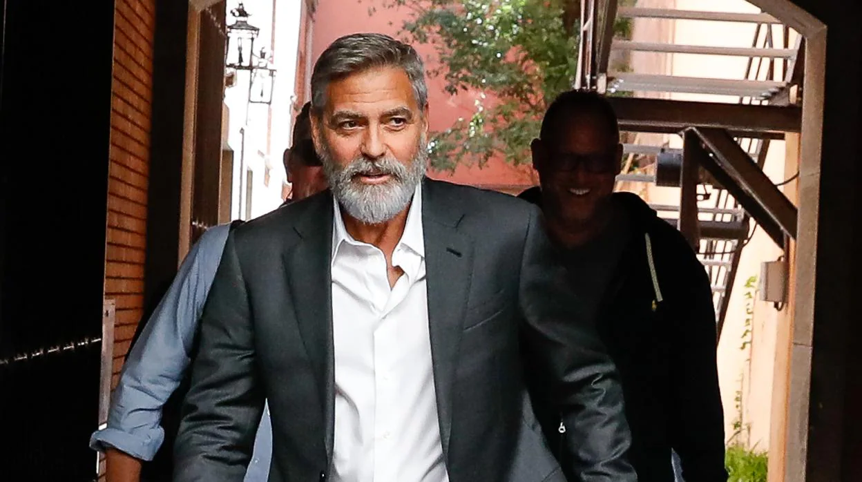 Clooney, arriba, el pasado septiembre en Madrid, donde rodó un anuncio