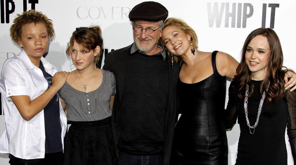 El director estadounidense Steven Spielberg posa junto a dos de sus hijos, Mikaela George y Destry Allyn, a la actriz estadounidense Drew Barrymore y a la actriz canadiense Ellen Page