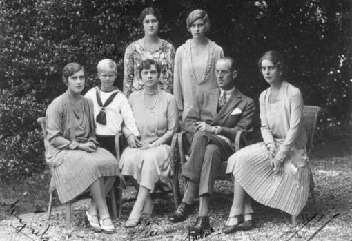 Sentados: Margarita, la Princesa Alicia, el Príncipe Andrés y Teodora. De pie: el Principe Felipe vestido de marinero, Cecilia y Sofía