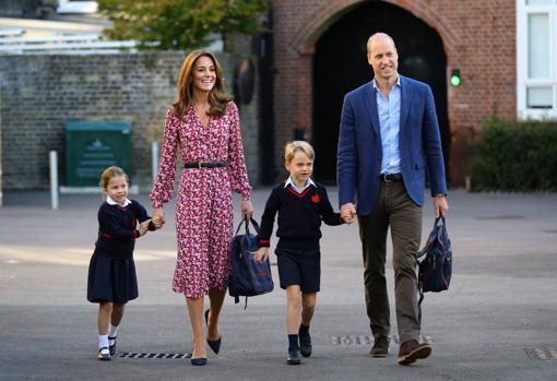 Los Duques de Cambridge junto a sus hijos en su primer día de colegio el pasado año