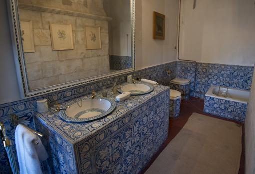 Uno de los cuartos de baño del complejo decorado con azulejos de Talavera de la Reina