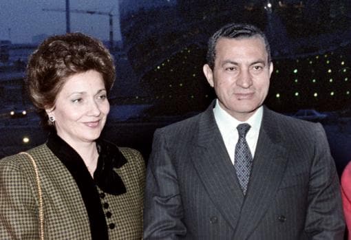 Hosni Mubarak y su esposa, con quien se casó en 1958, durante un viaje oficial a Francia, en 1986