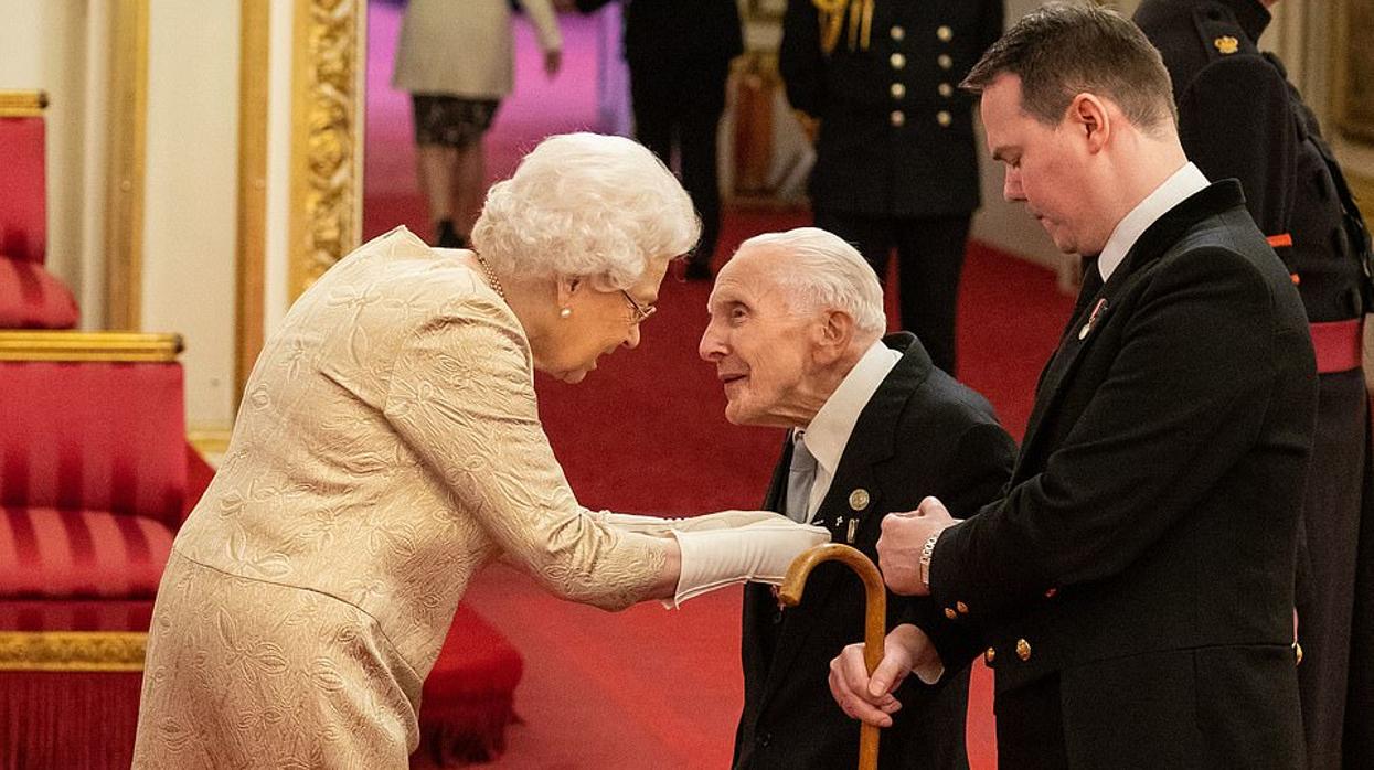 La Reina Isabel II, con guantes