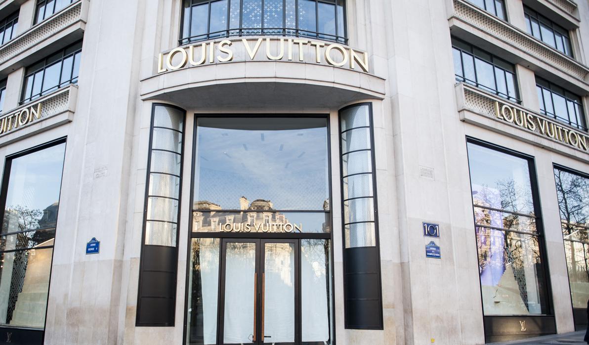 Tienda cerrada de Louis Vuitton en París