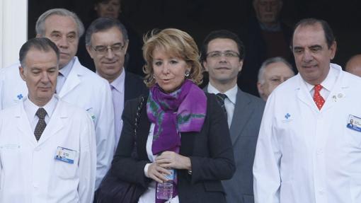 La salida del hospital de Esperanza Aguirre tras la operación de cáncer de mama