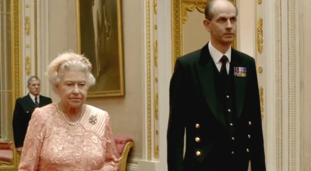 La Reina Isabel II y su mayordomo Paul Whybrew