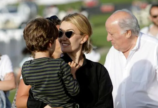 Marta Ortega y su hijo Amancio junto al empresario