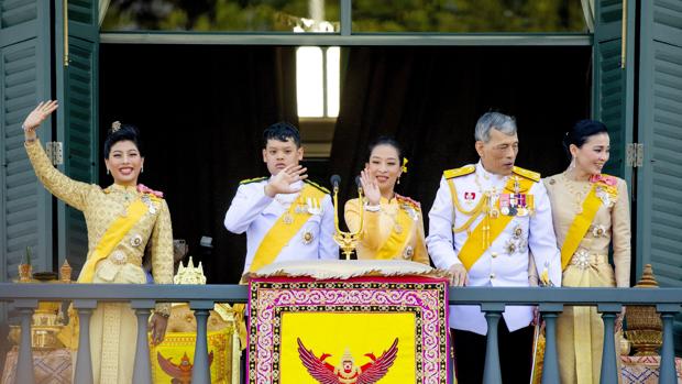 El Rey de Tailandia vuelve a casa después de su polémico confinamiento cinco estrellas en Alemania