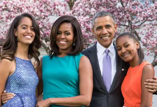 Michelle y Barack Obama junto a sus dos hijas