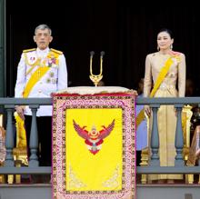 Rama X con su mujer Suthida