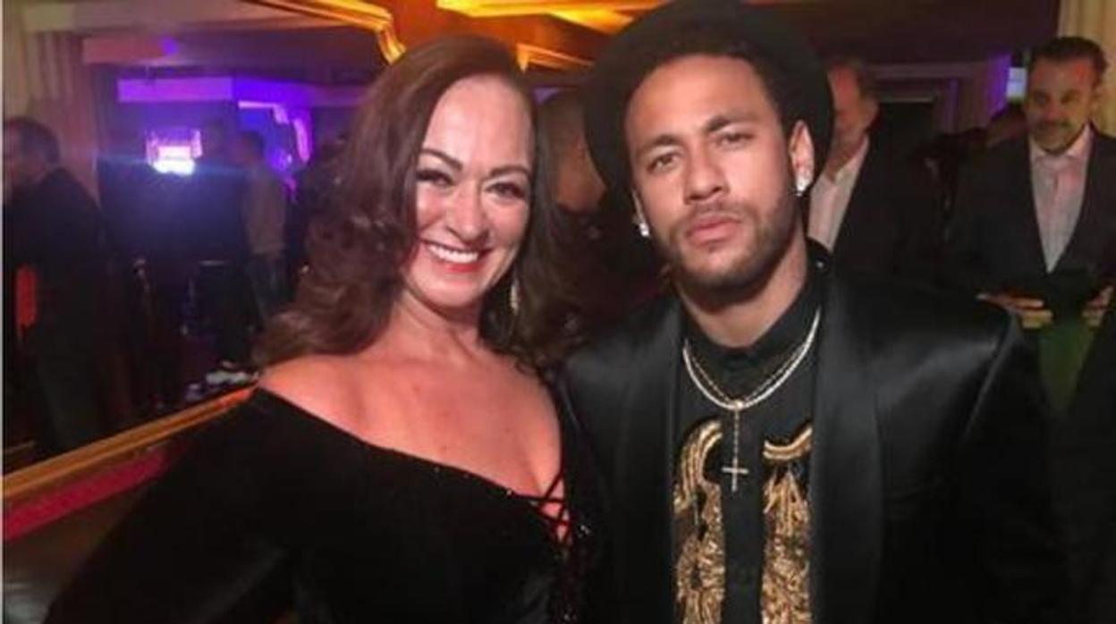 Nadine Gonçalves junto a Neymar