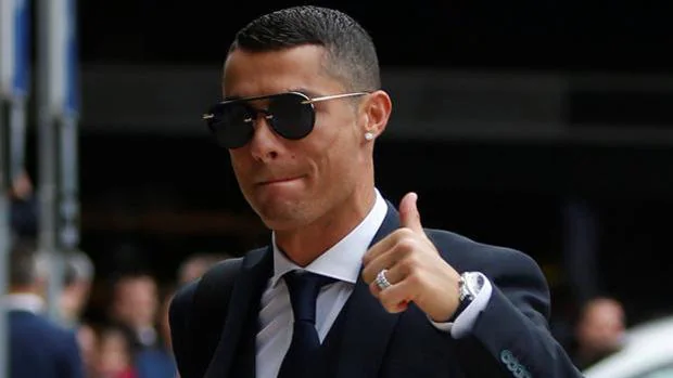 Cristiano Ronaldo cambia el balón por una libreta y un bolígrafo para volver a estudiar