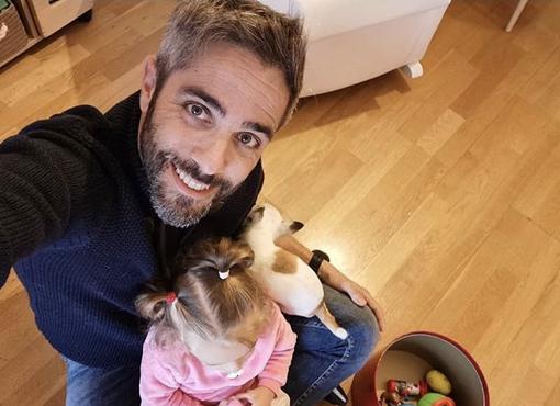 Roberto Leal junto a su hija Lola y su perrita, Pepa