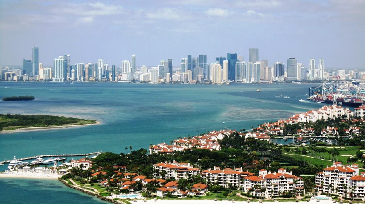 Panorámica de Fisher Island, con los rascacielos de Miami al fondo