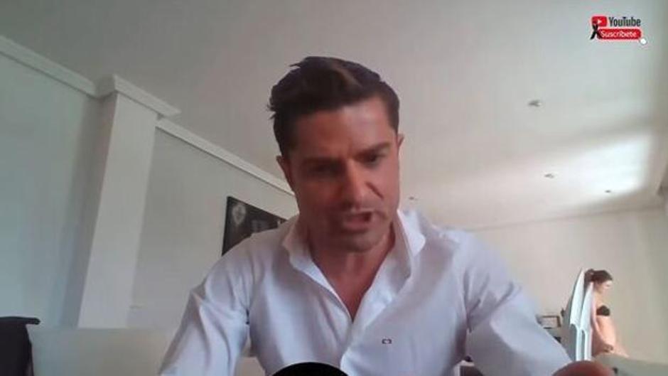 Aparece una mujer en ropa interior en casa de Alfonso Merlos durante un programa en directo