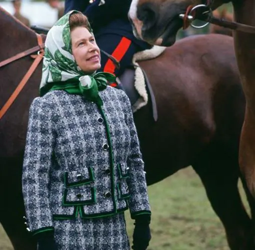 Un traje de tweed para pantalones de la reina Elizabeth II y la madre de la  reina, Norman Hartnell, diseñado para mantener abrigados a los usuarios  este invierno Fotografía de stock 