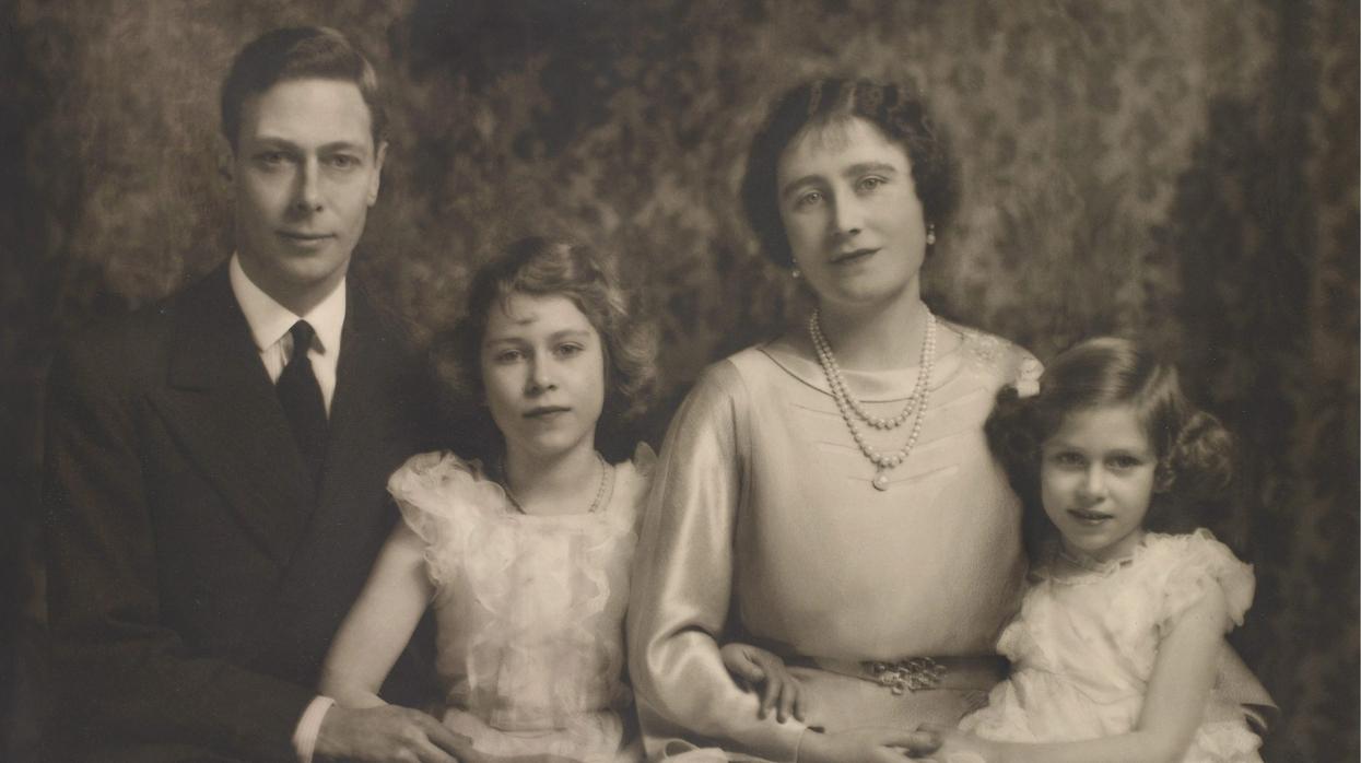 Retrato del Rey Jorge VI y la Reina Isabel acompañados de sus hijas las Princesas Isabel y Margarita en 1936