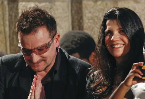 El cantante irlandés Bono y su esposa Alison Hewson