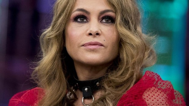 Paulina Rubio vuelve a sonreír tras su vergonzoso espectáculo durante un concierto