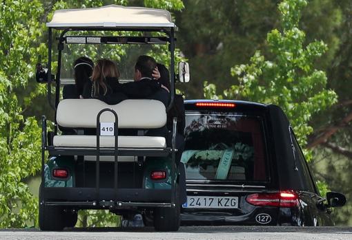 Ana Obregón y Alessandro Lequio en el momento del traslado del féretro al cementerio. Junto a ellos, delante del coche, iba también Carolina Monje