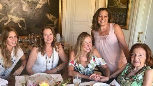 Ana junto a sus hermanas, su madre y una de sus sobrinas