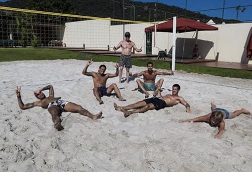 Neymar y sus amigos en su mansión de Río de Janeiro